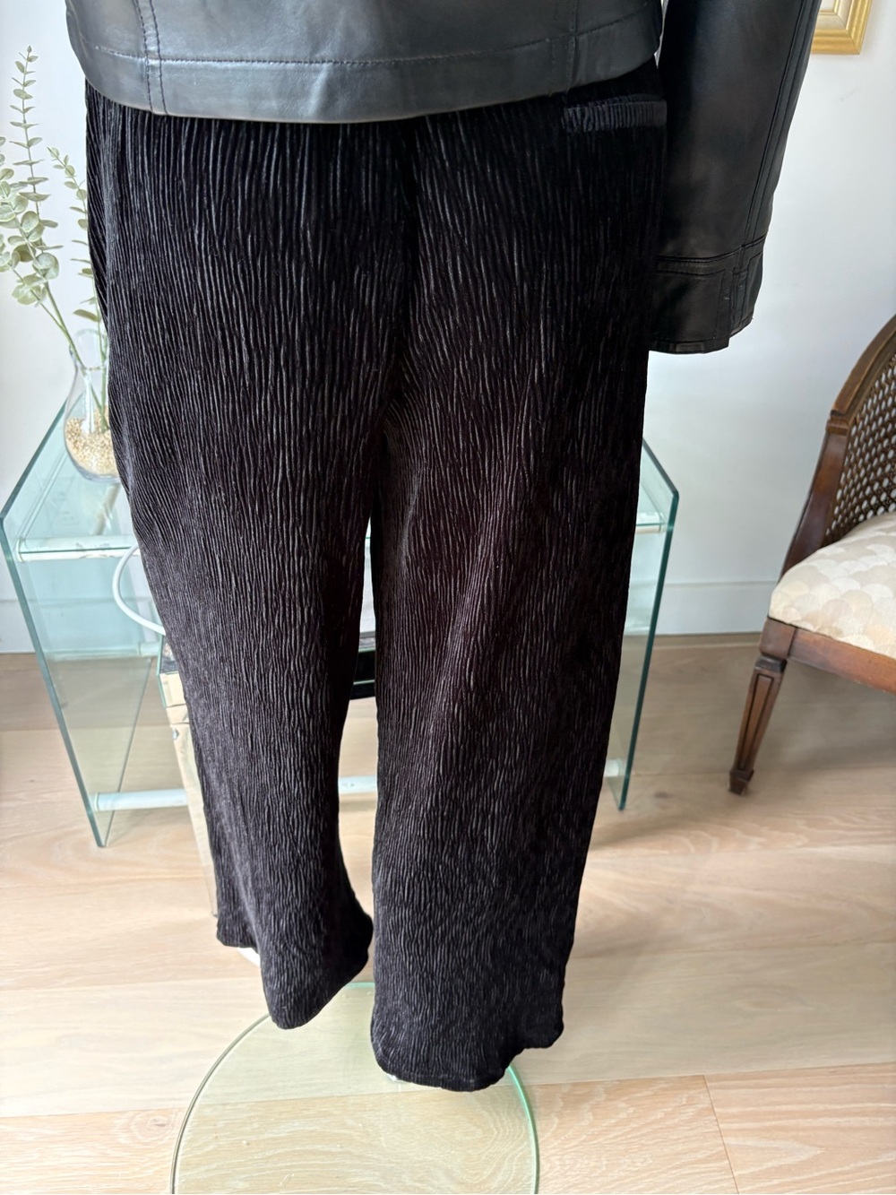 ESQUALO Wide-Leg Pleated Velvet Pants in Dark Brown - Picture 2 of 4